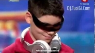 Cậu bé khiếm thị chơi DJ