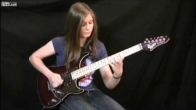 Cô bé 14 tuổi thể hiện khả năng chơi guitar điện cực đỉnh